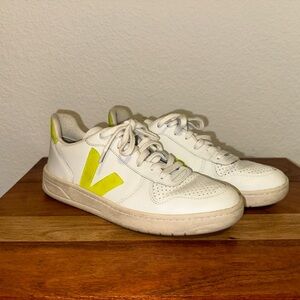 Veja V-10 Sneaker